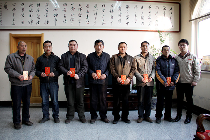 同輝集團(tuán)領(lǐng)導(dǎo)關(guān)愛(ài)企業(yè)困難職工