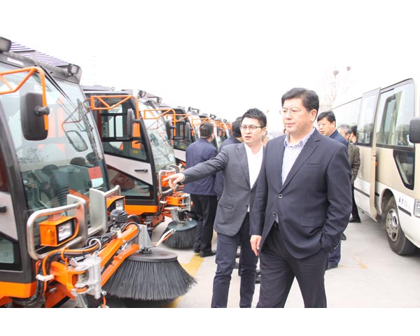 李董介紹多功能掃路機