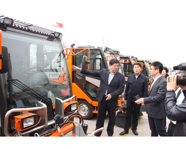 李市長詢問掃路機事宜