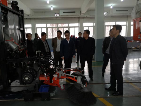 參觀掃路機車間