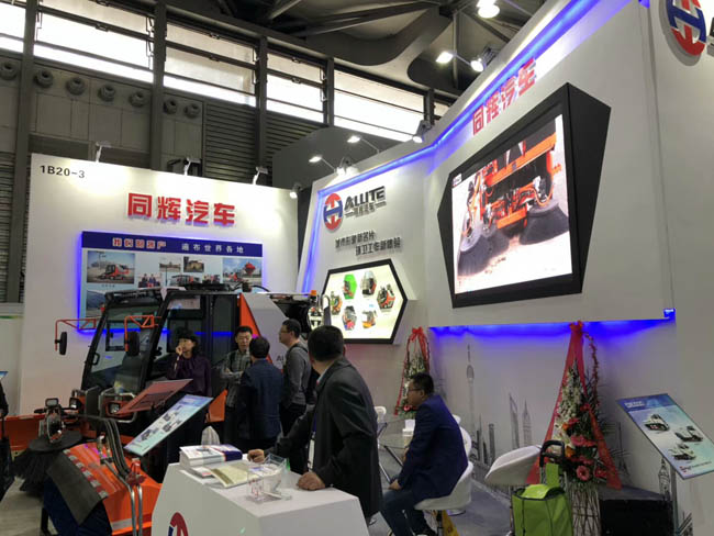參會嘉賓了解掃路機(jī)詳情