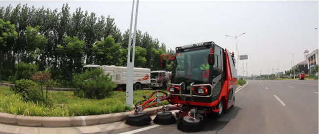 清掃狀態(tài)的掃路機.jpg