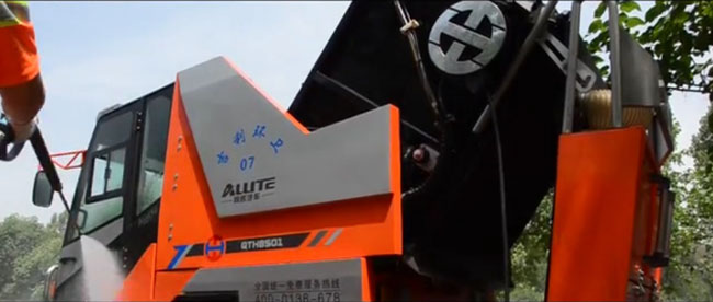 高壓水槍清洗工作完的掃路機.jpg