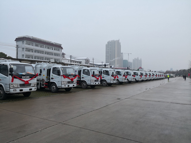 準(zhǔn)備投入使用的垃圾車